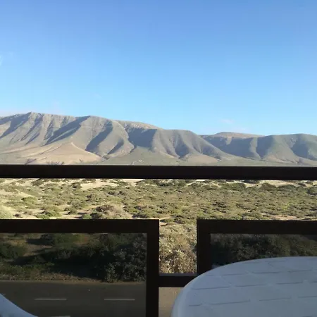بيت شباب Surfhouse Famara *